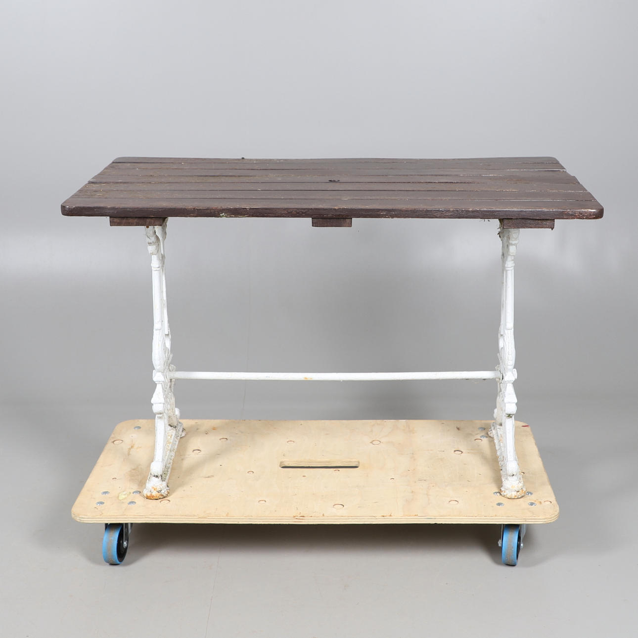 EIN GARTENTISCH AUS GUSSEISEN IM VIKTORIANISCHEN STIL.