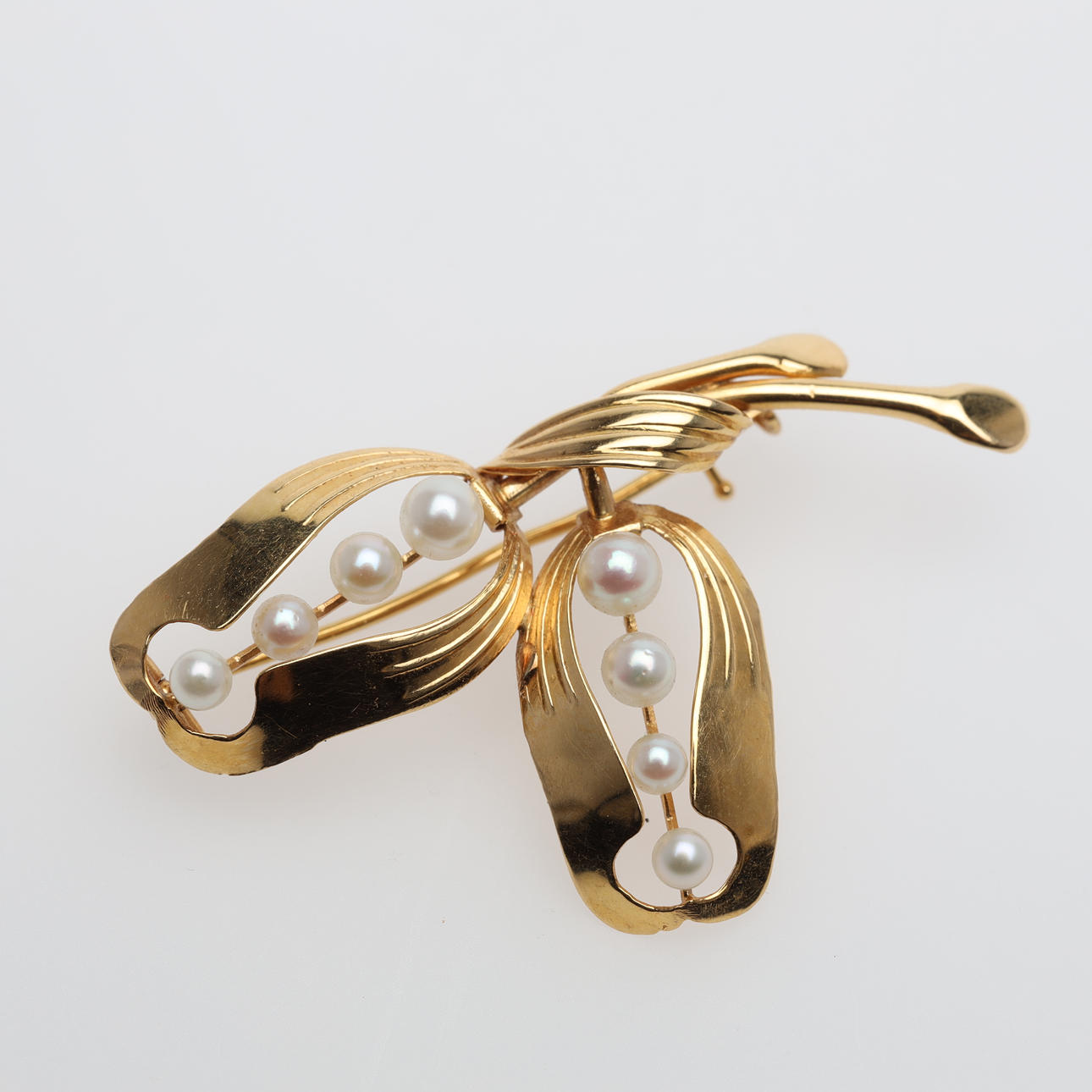 BROCHE med perler 18K.