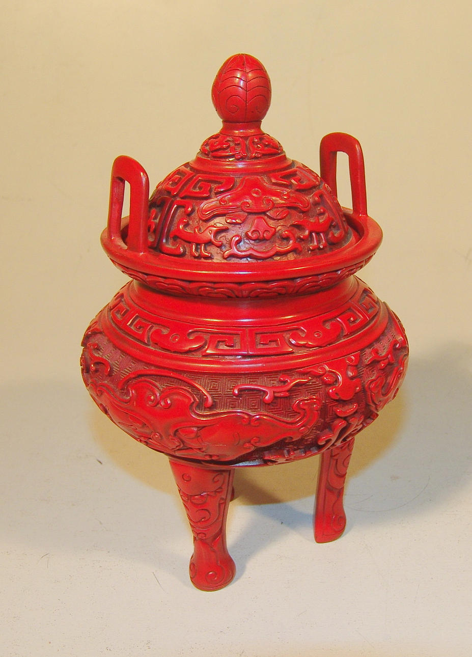 CHINESISCHE ROT-LACK-DOSE. 1900-talets första hälft.