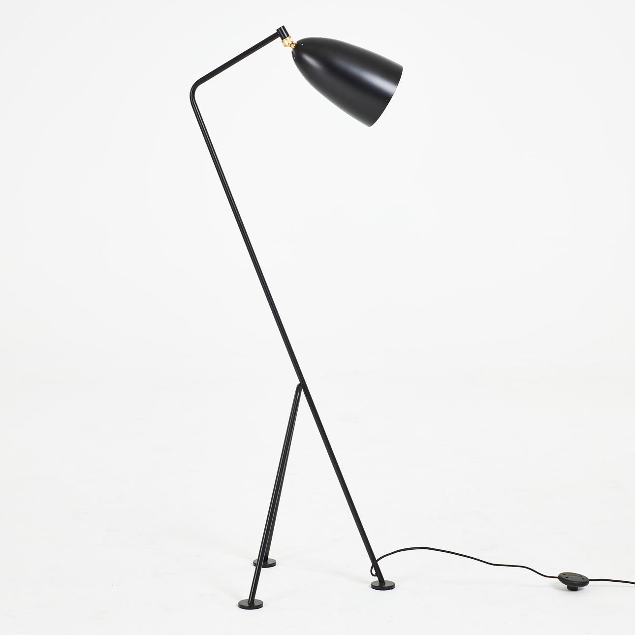 STEHLAMPE, „Grasshopper Floor lamp“, mattschwarz, Gubi, zeitgenössisch.