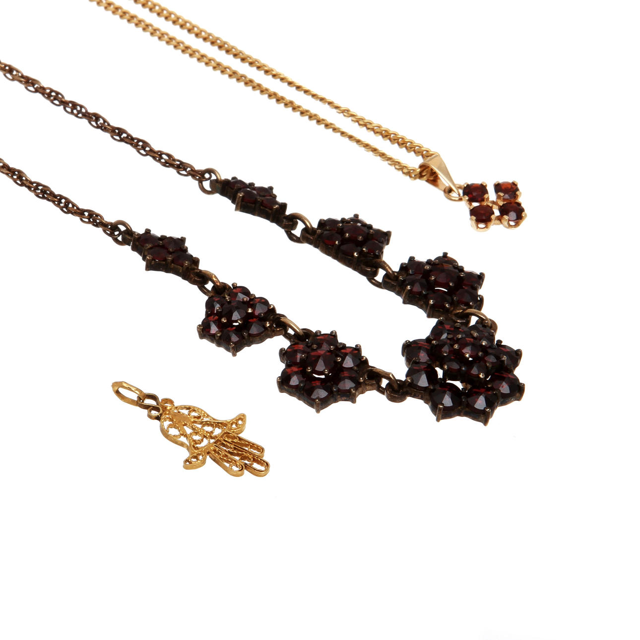 BERLOCK med GRANATER, 3 st 18K guld samt KEDJA förgylld. Vikt 3 gram, HALSBAND, granater samt mässing. BERLOCK, förgylld silver.