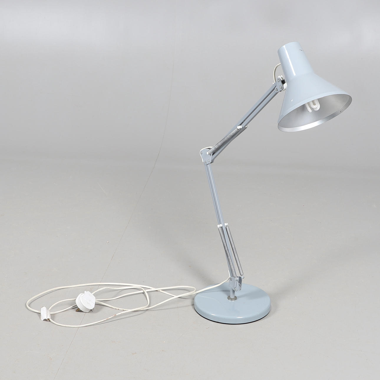 EN ANGLEPOISE-LAMPA.