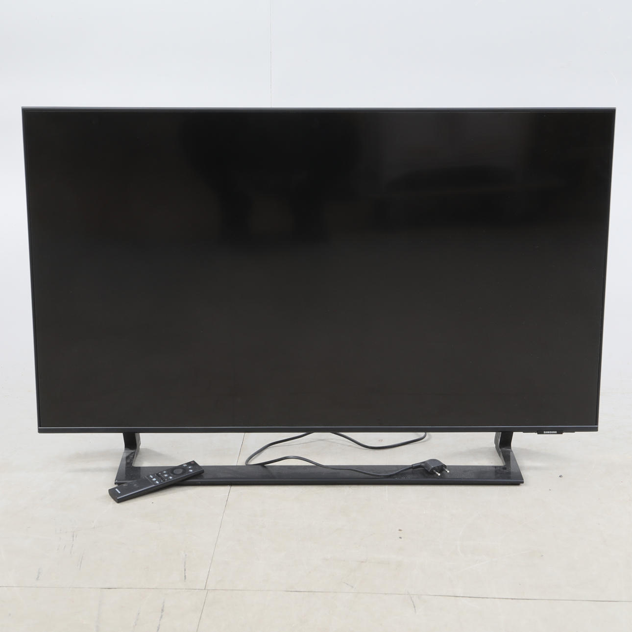 SAMSUNG TV 43 INCHES.