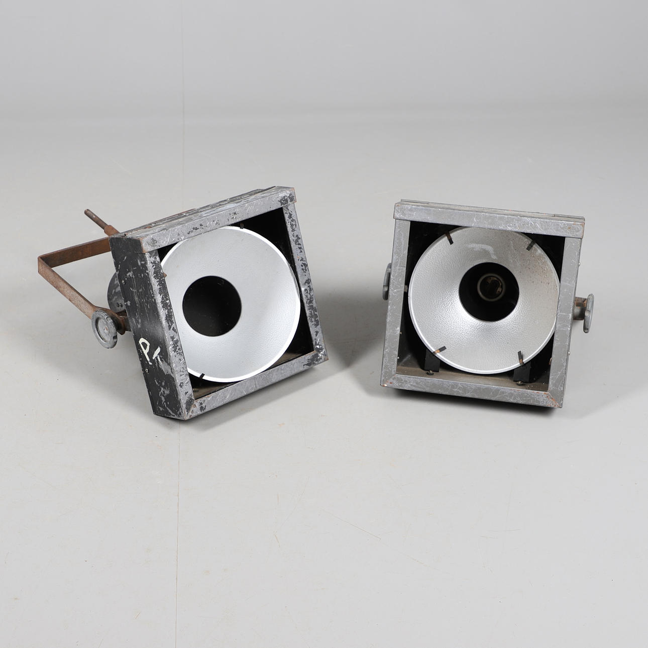 EIN PAAR GROSSE INDUSTRIELAMPEN.