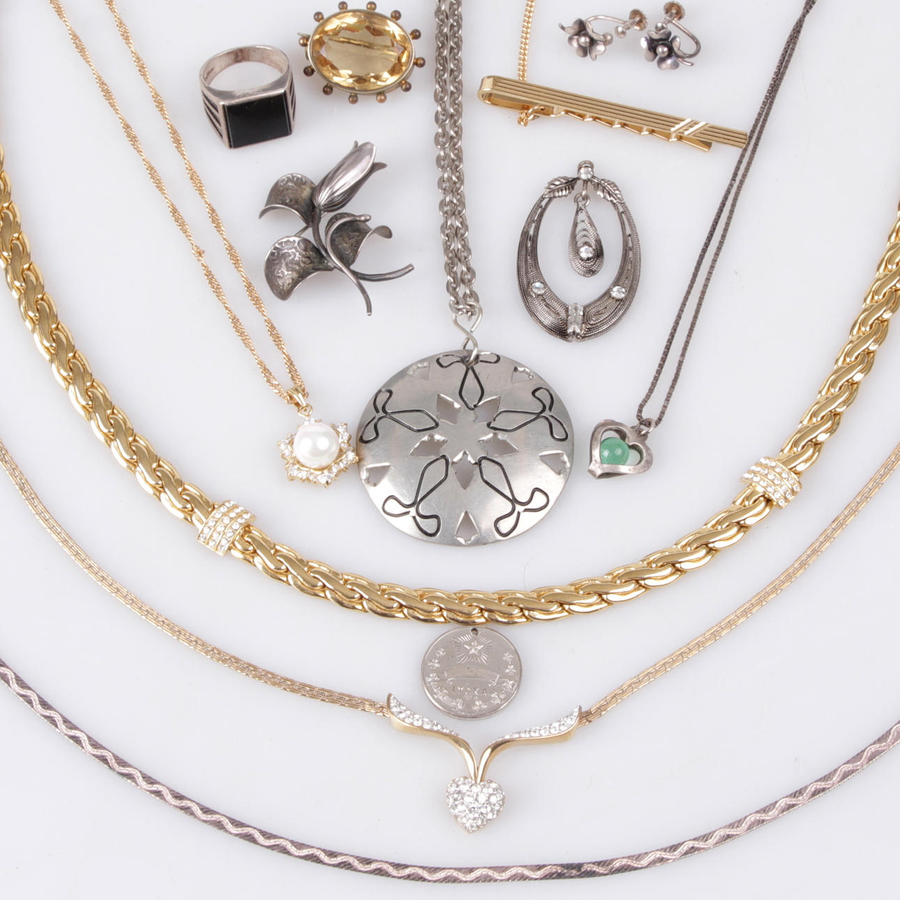 BIJOUTERIER, 14 delar, delvis silver, 1900-tal.