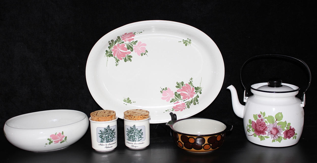 PORSLIN, 5 delar, en emaljerad kaffekanna, Arabia.