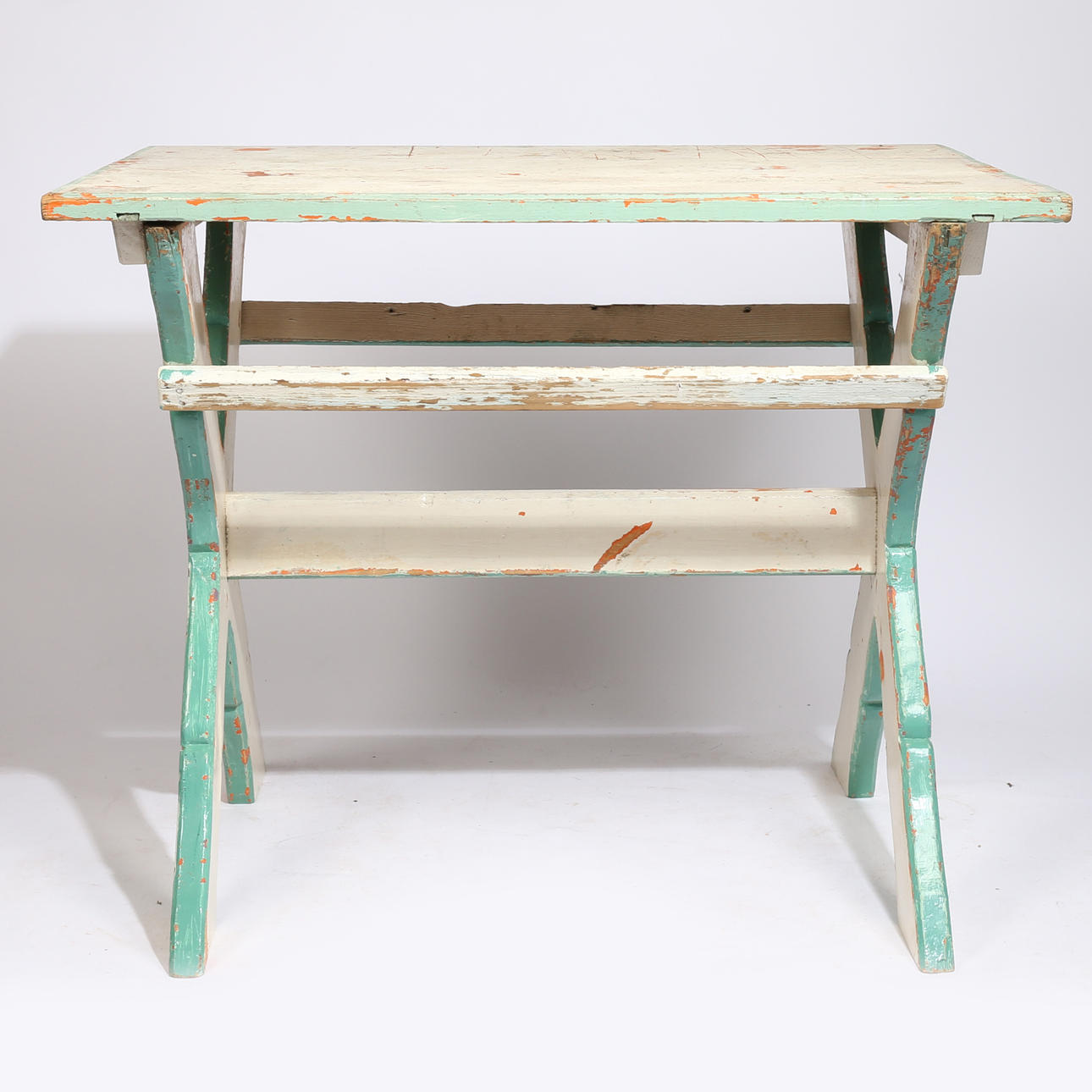 ET FRANSK MALET SPISEBORD.