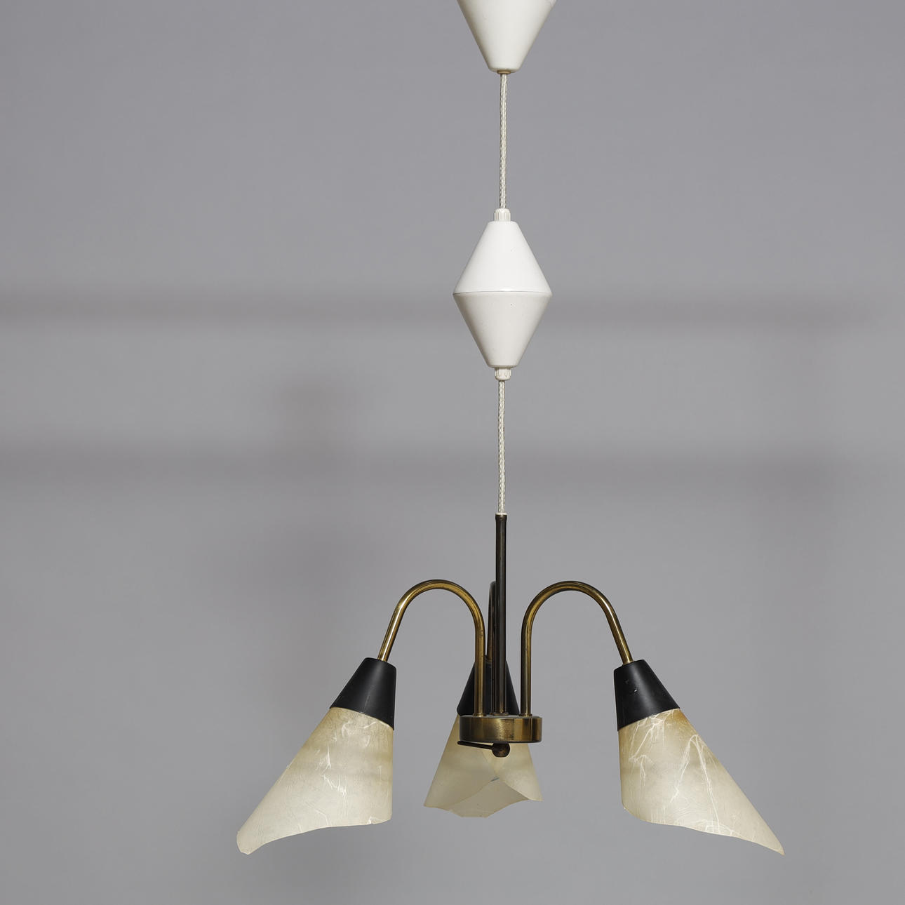 Tre-armet lysekrone, messing.