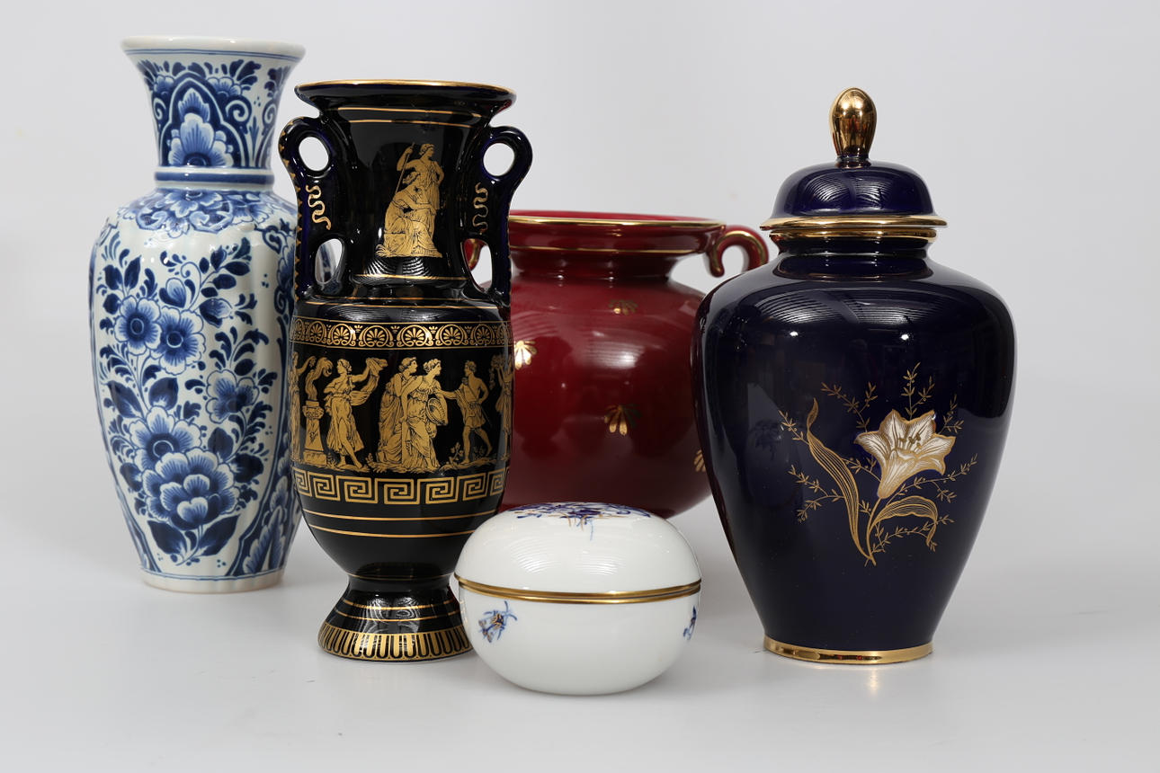 VASER, URNA OCH DOSA MED LOCK, porslin, 5 delar, bland annat Meissen.