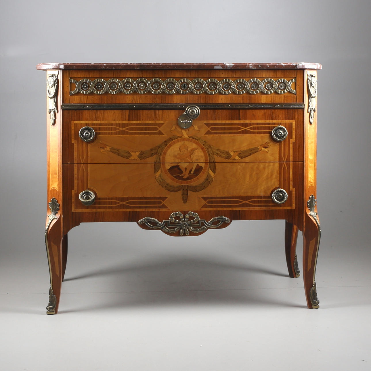 BYRÅ, rokokostil, så kallad Hauptbyrå, trä med marmorskiva, 1900-tal.