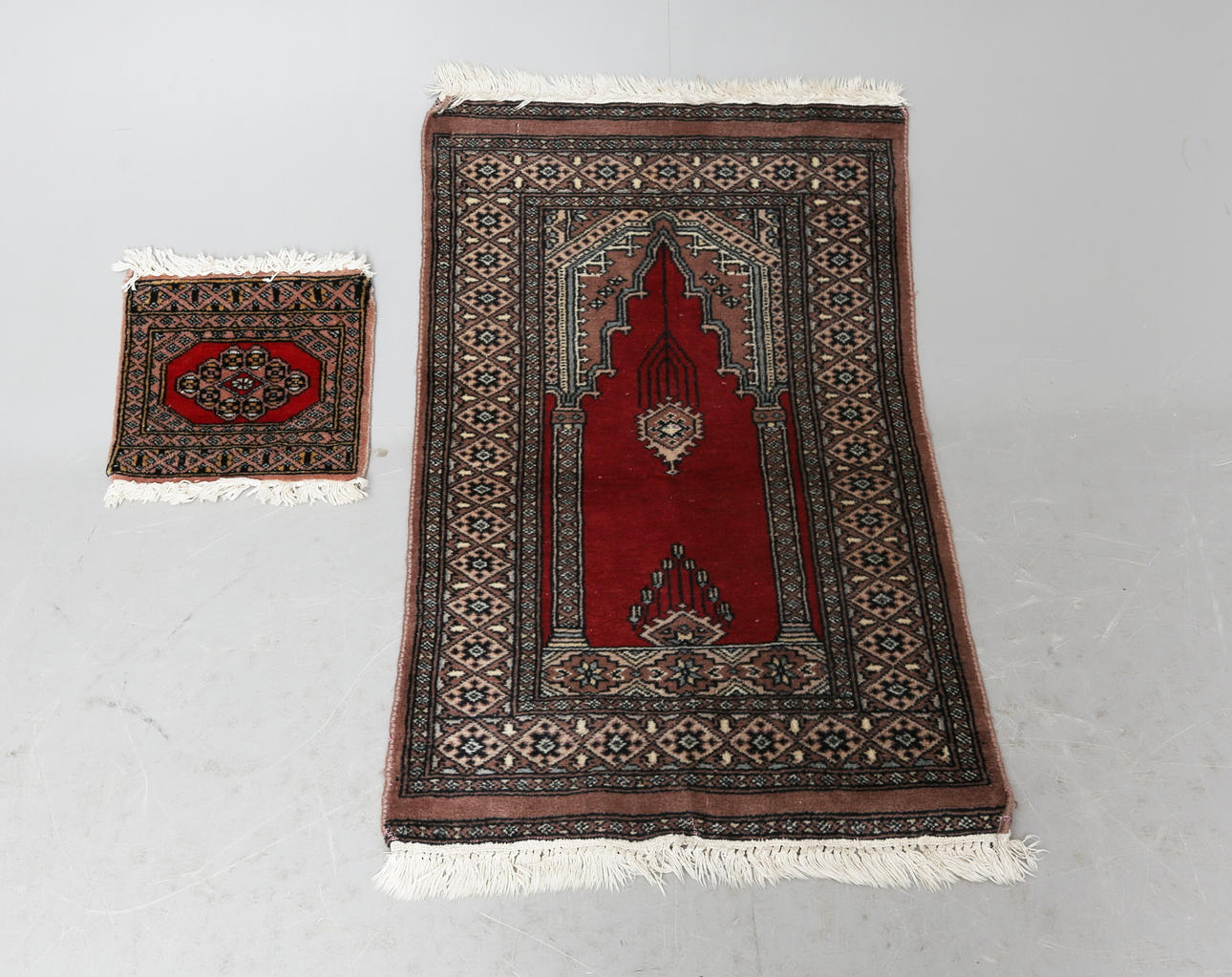 BÖNEMATTA samt SADELMATTA, kashmir, 94 x 61 samt 32 x 28,5 cm.