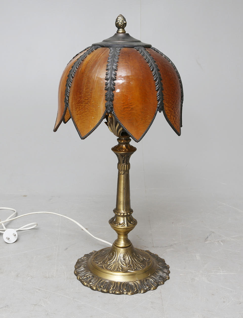 BORDSLAMPA, Tiffanystil, mässing, 1900-tal.