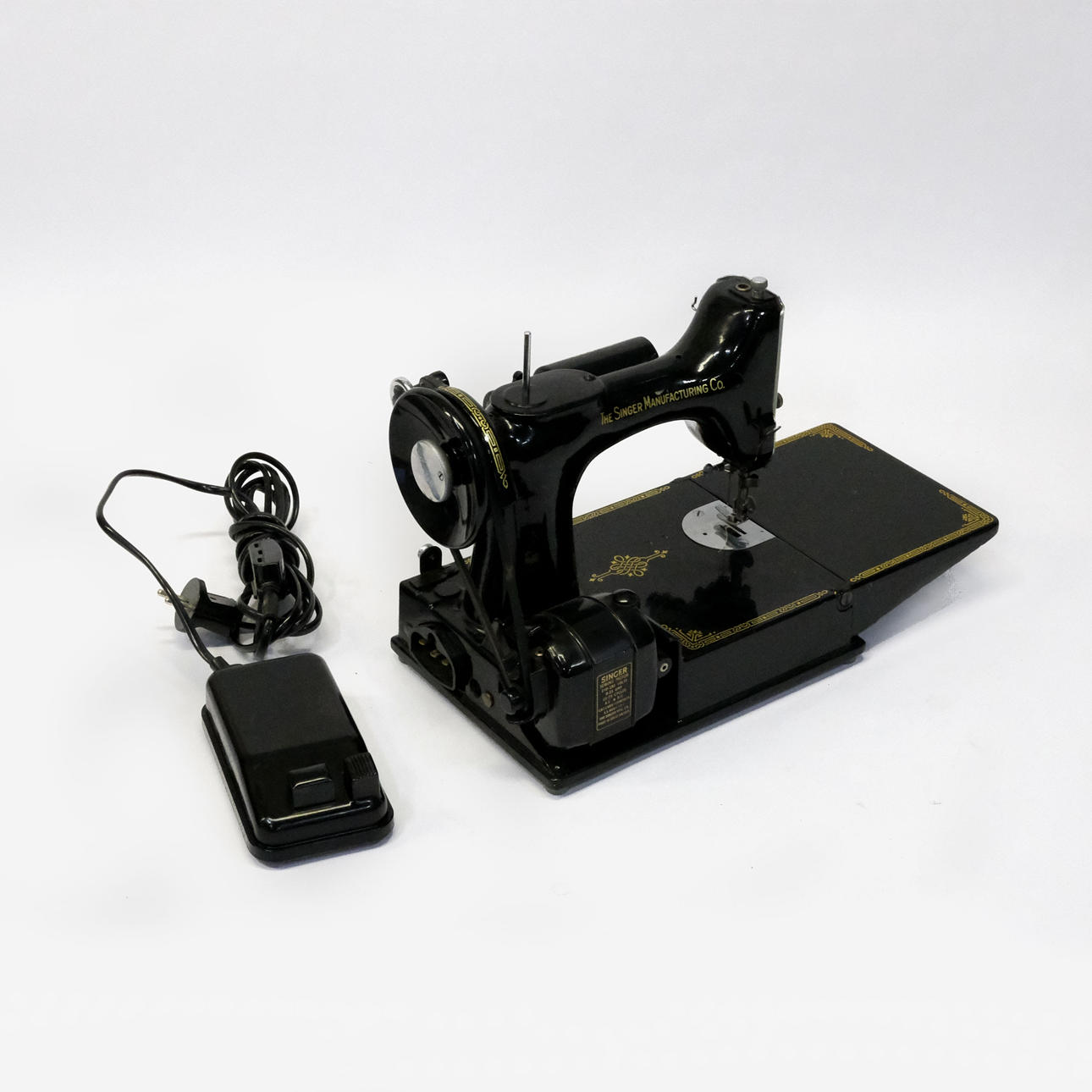 CANTANTE. SEWING MACHINE. MOD. 221 K2. 20TH CENTURY.