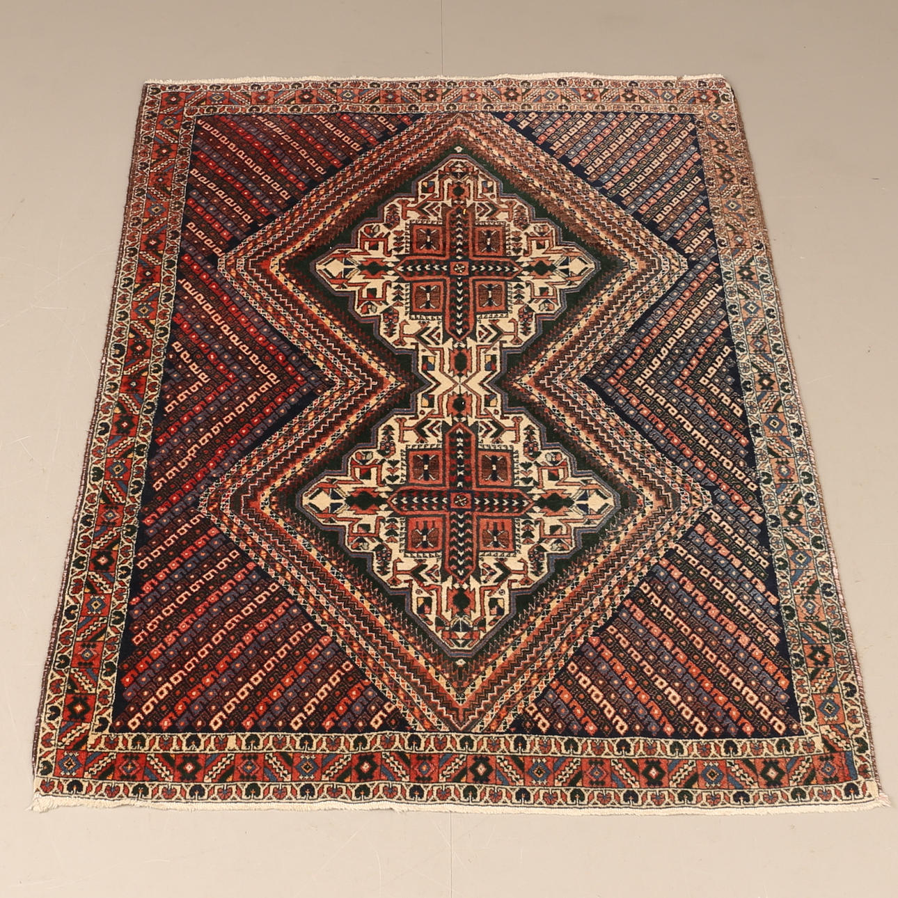 A Persian rug, approx. 183 x 133 cm.