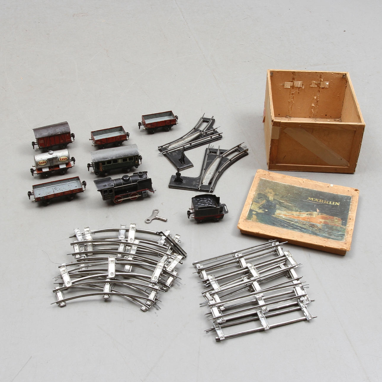 MÄRKLIN skala 0, urverkslok R 890 med tender, 5 godsvagnar, 2 växlar och räls.