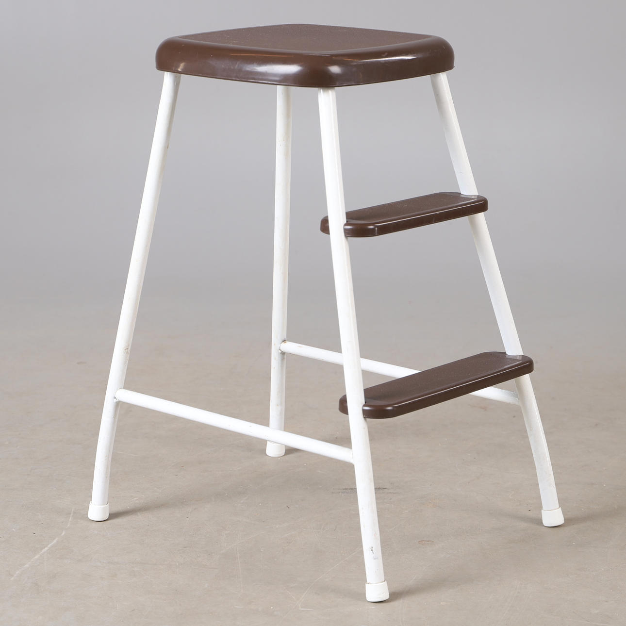 TRAPPALL, vitmålad metall med plaststeg.