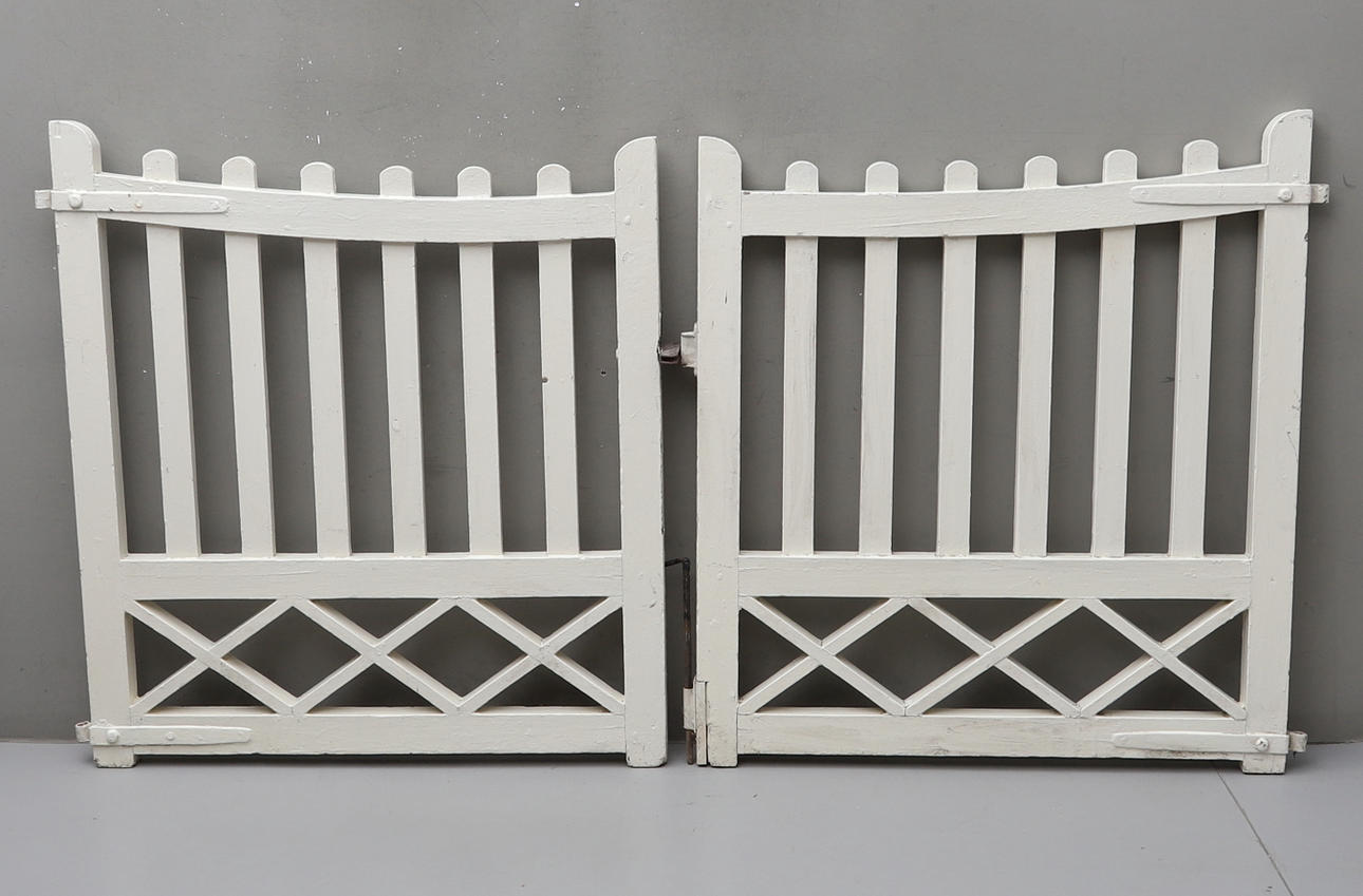 GRINDAR, ett par, trä, omkring år 1900.