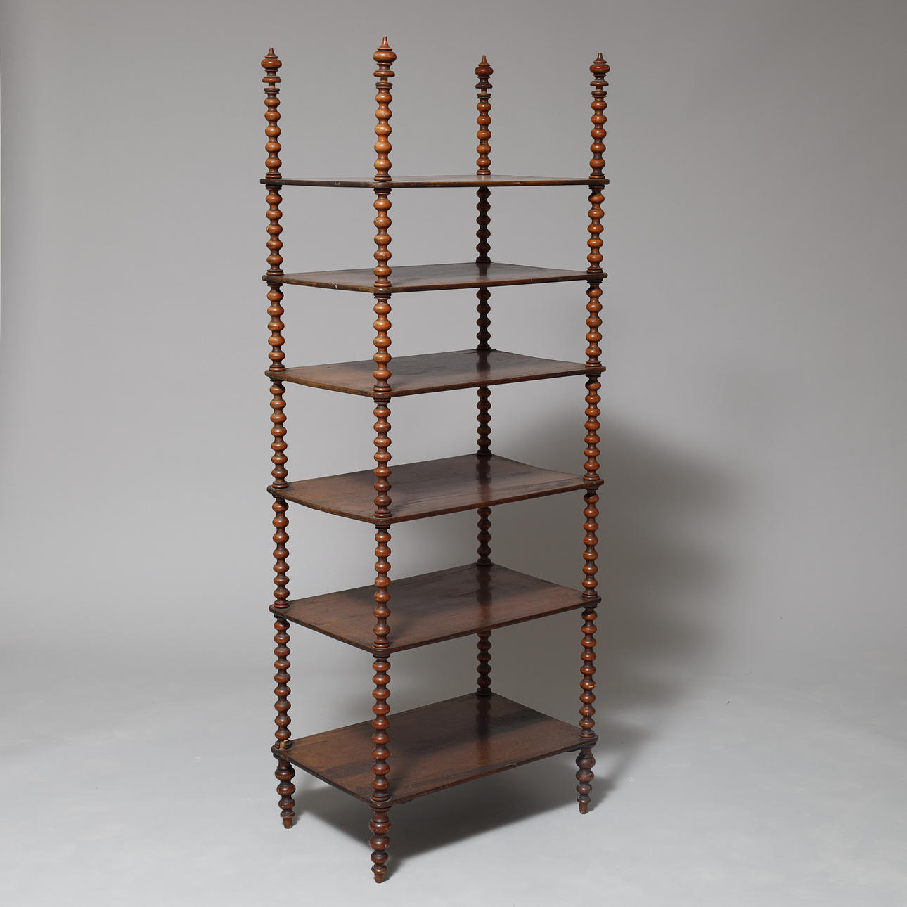 Skulpturel reol, bejdset træ, drejet stel.
