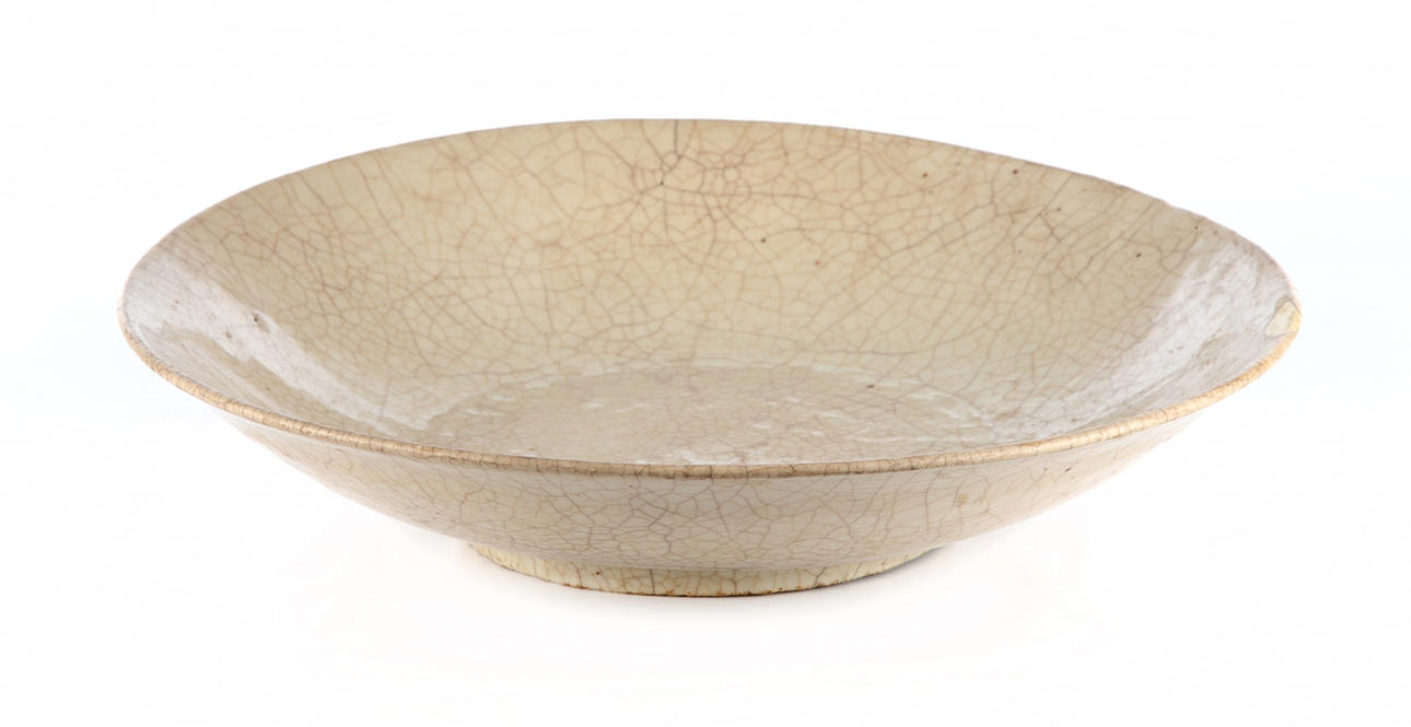 SWATOW / SHANTOU. Stor skål, tallrik. Kornig kropp, grå sprakande glasyr, ca. 1700.