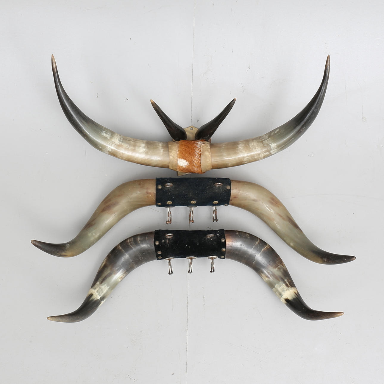 KLÄDHÄNGARE, 3 st, horn, omkring 1900.