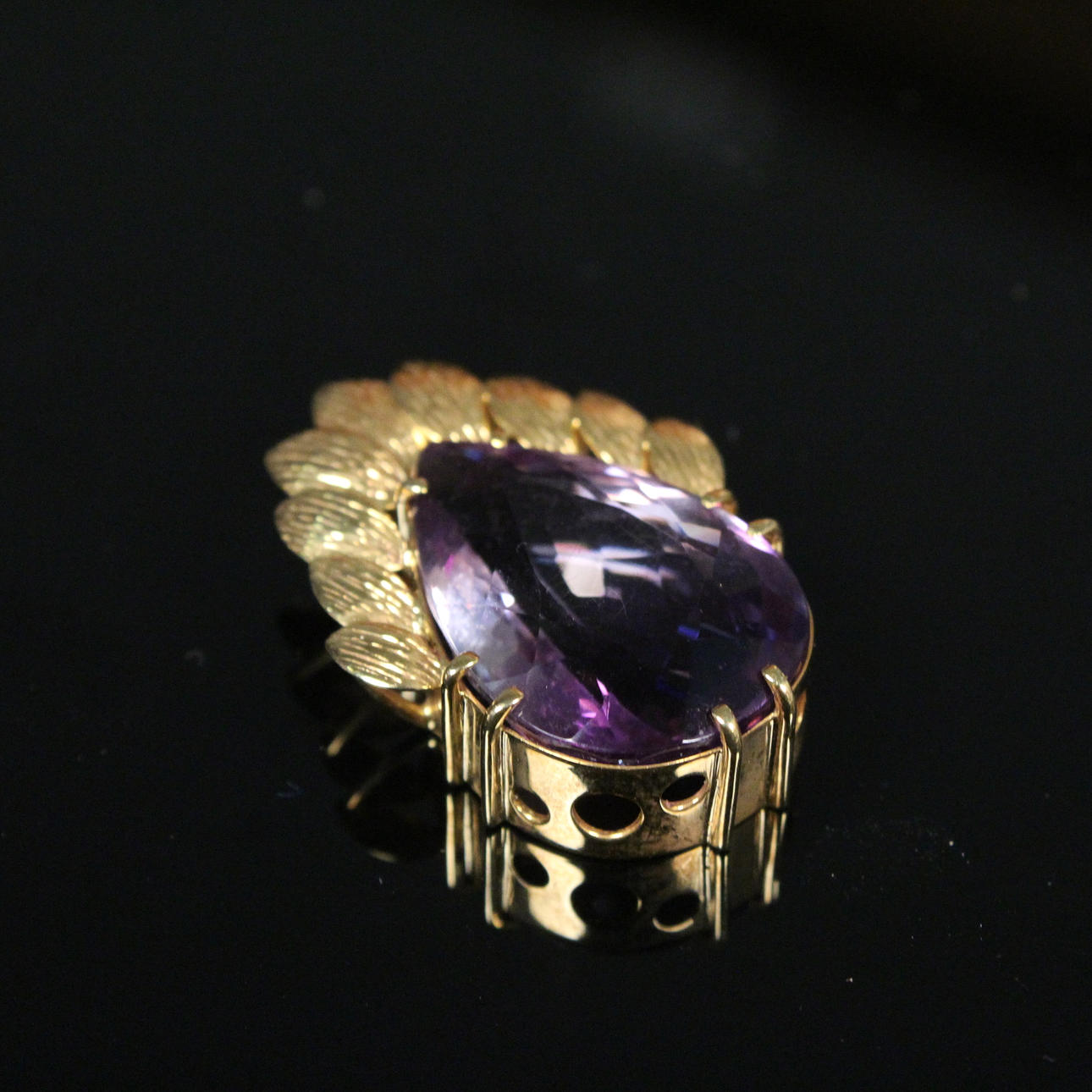 Anhänger mit tropfenförmigen Amethyst.