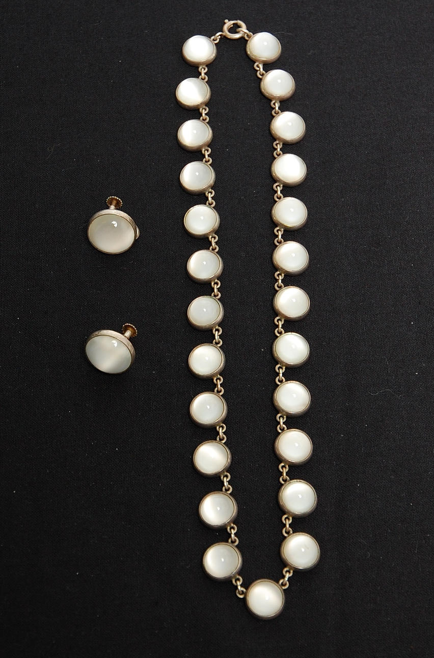 HALSBAND, ÖRHÄNGE, silver troligen Månstenar.