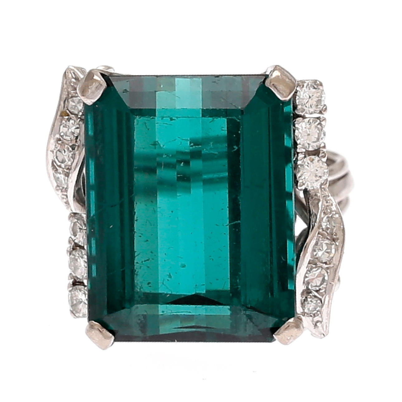 Sortija de turmalina y diamantes.
