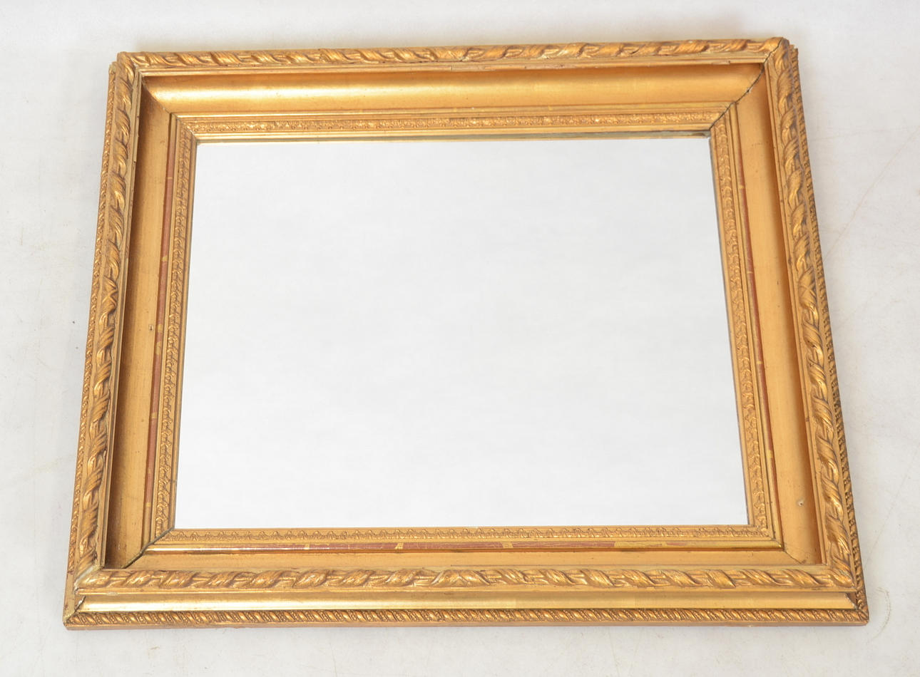 SPEGEL MED FÖRGYLLD RAM.