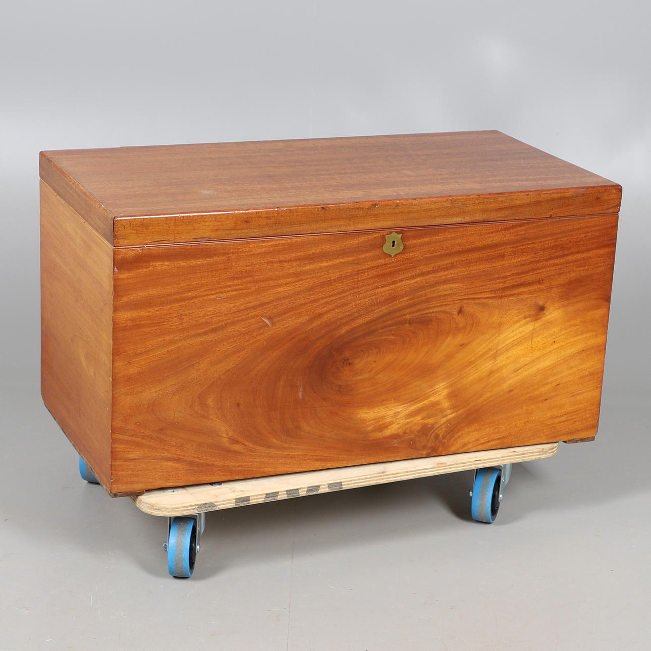 EINE DECKENBOX AUS TEAKHOLZ.