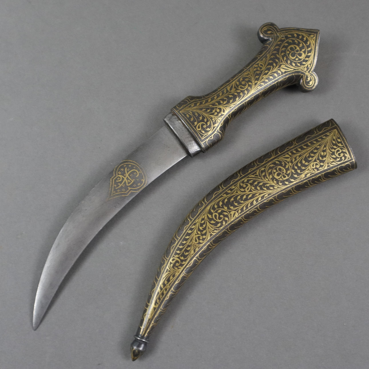 - Small iron dagger - India 19th/20th century.