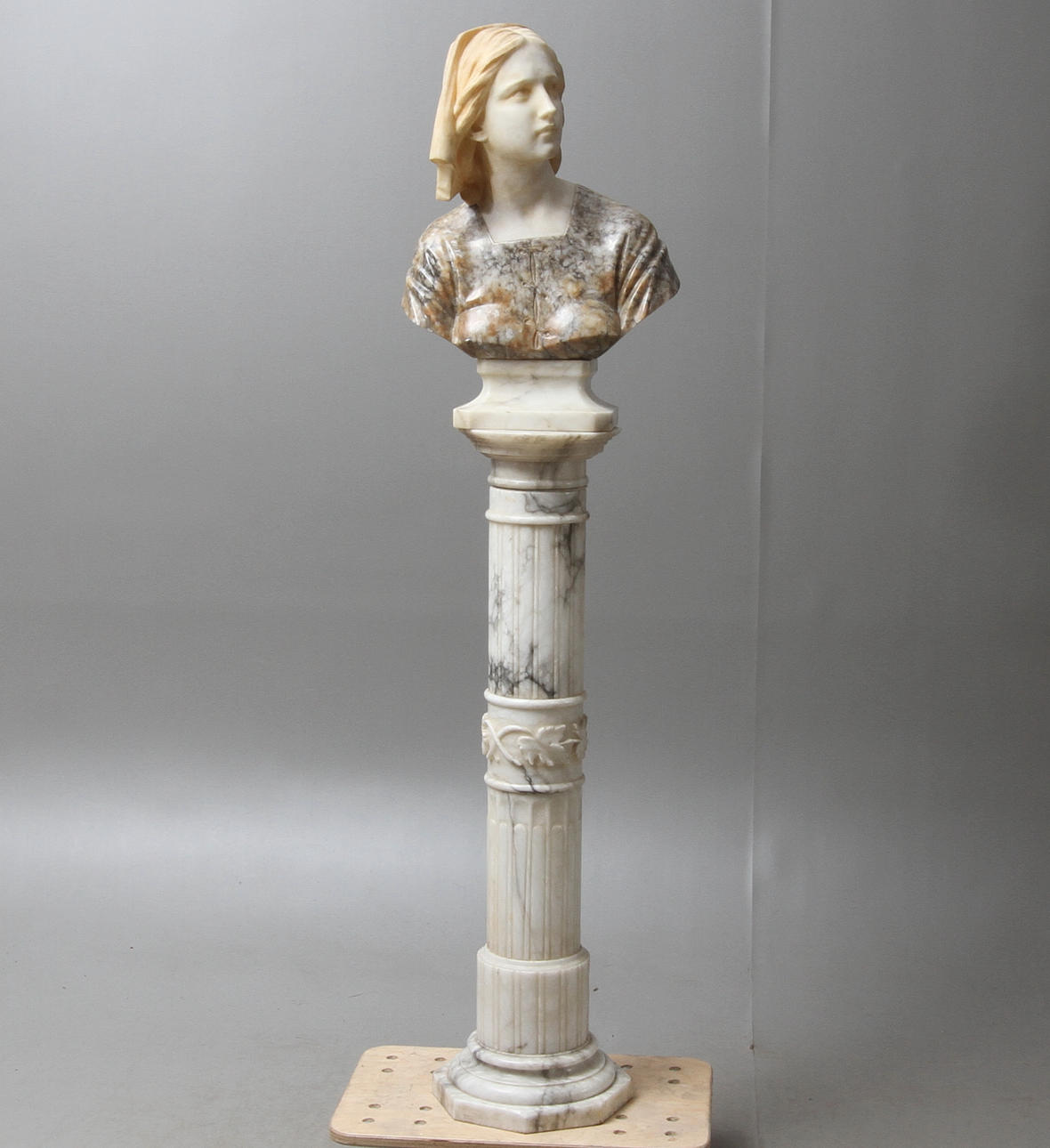 BYST, på piedestal, föreställande Jeanne d'Arc, alabaster, 18/1900-tal.