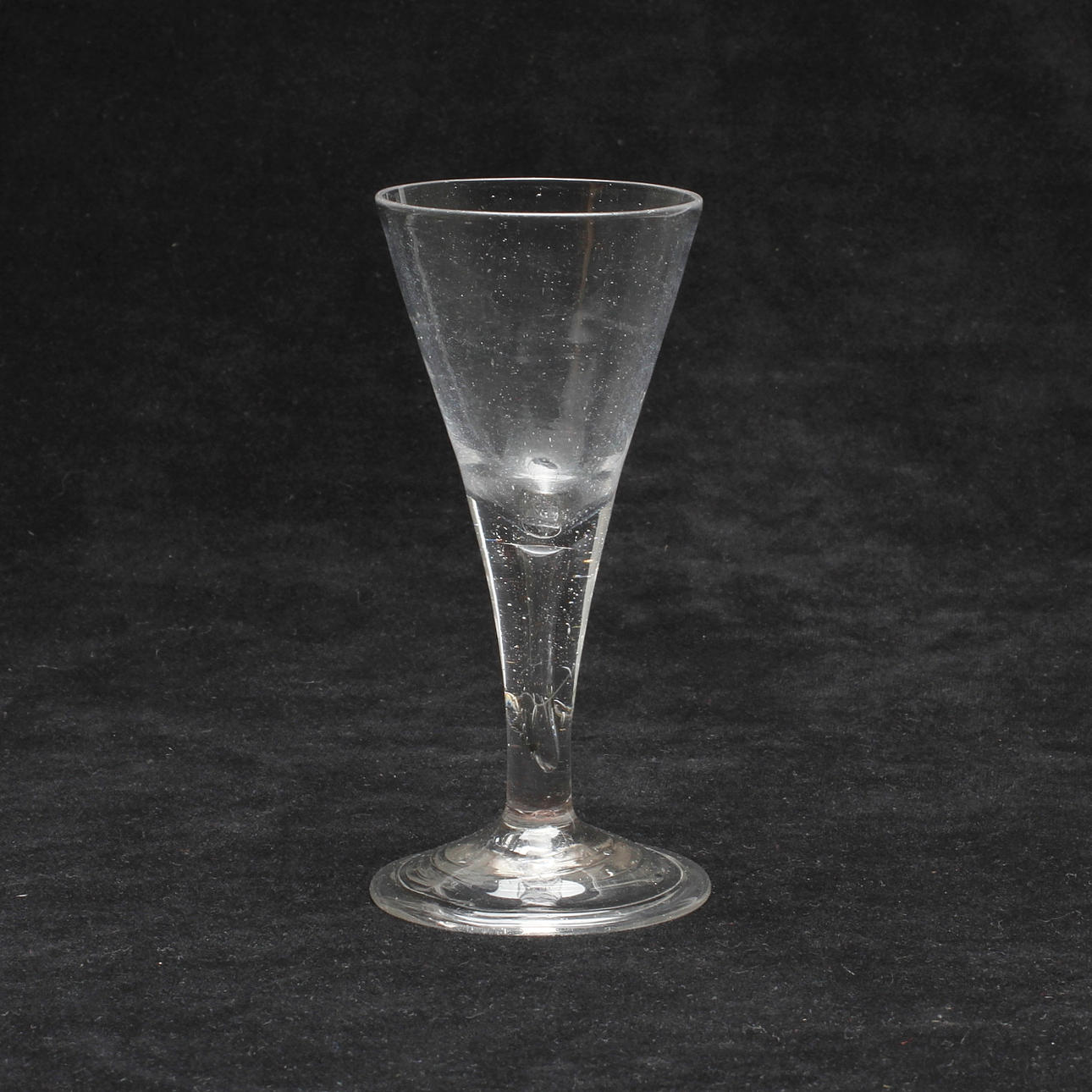 SPETSGLAS, omvikt kant, 1700-tal.