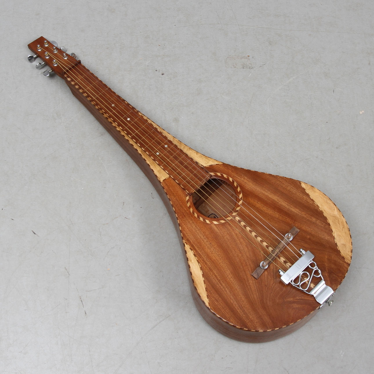 LAP STEEL, så kallad "Hawaii-gitarr", märkt R. Novelli, Italy.