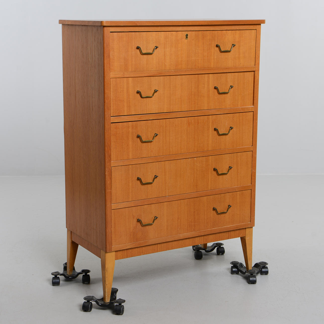 Un baúl de Còmoda, teca, IKEA, años 60.