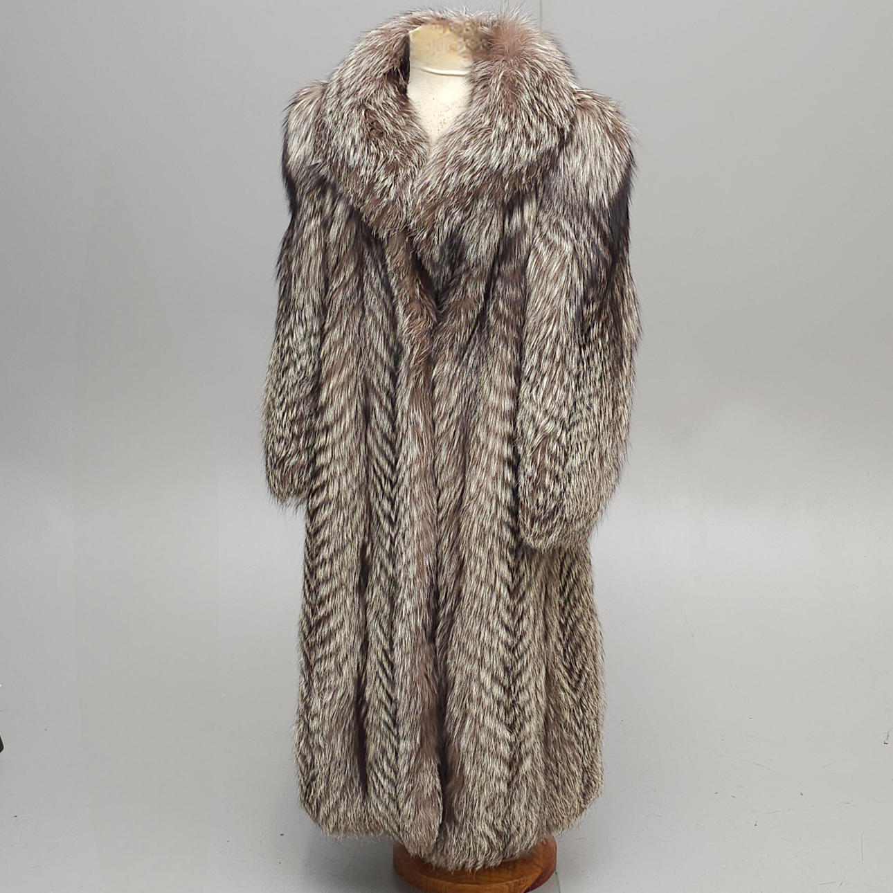 GRAN ABRIGO DE ZORRO ARGENTÉ.