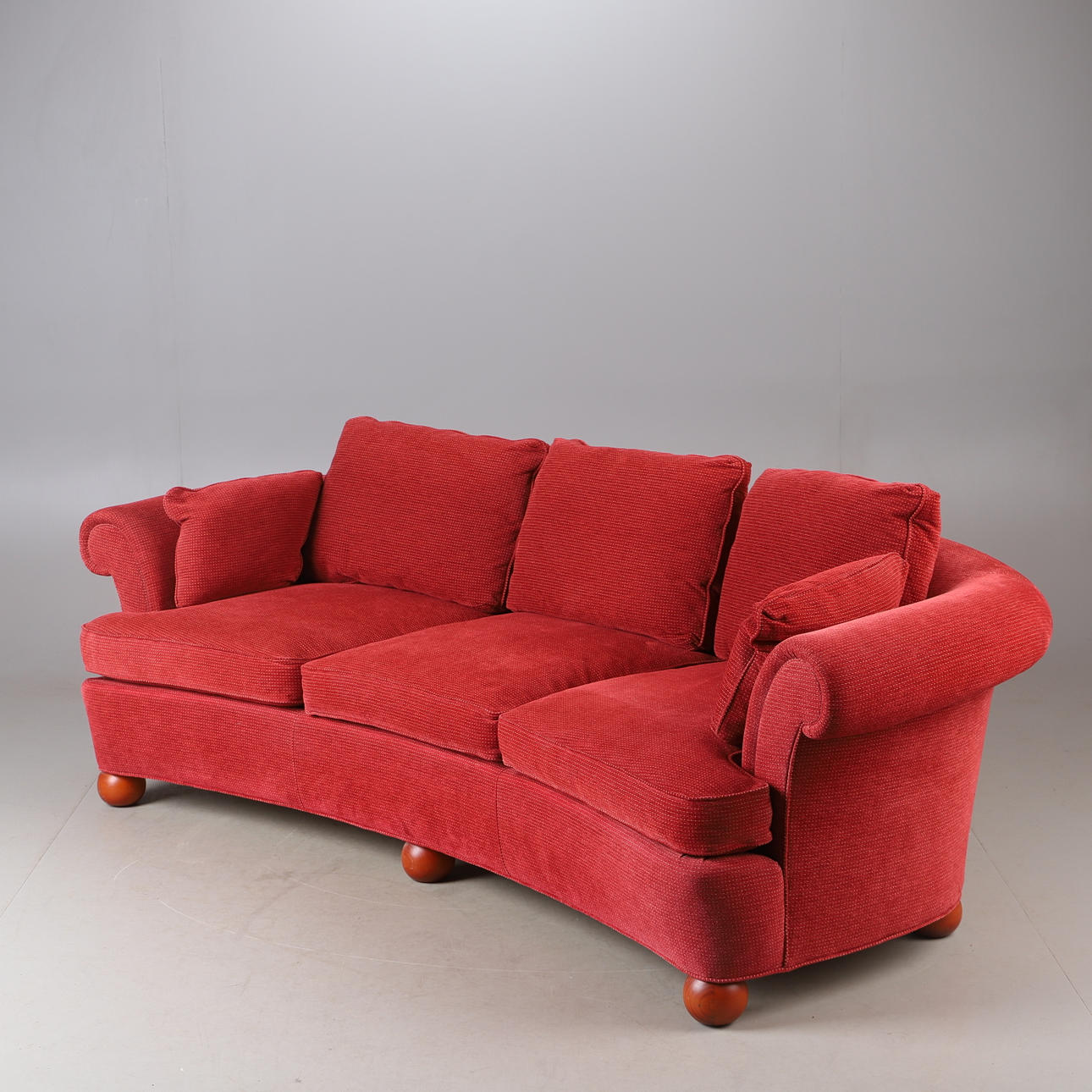 SOFFA, 3-sits, svängd modell, röd textilklädsel, 1900/2000-tal. Möbler ...