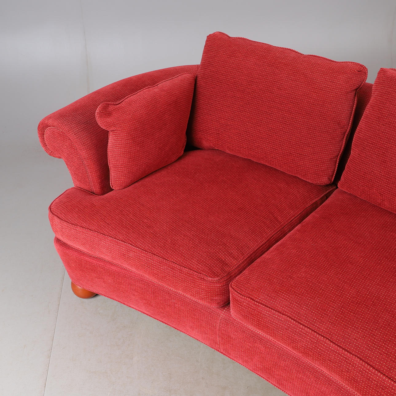 SOFFA, 3-sits, svängd modell, röd textilklädsel, 1900/2000-tal. Möbler ...