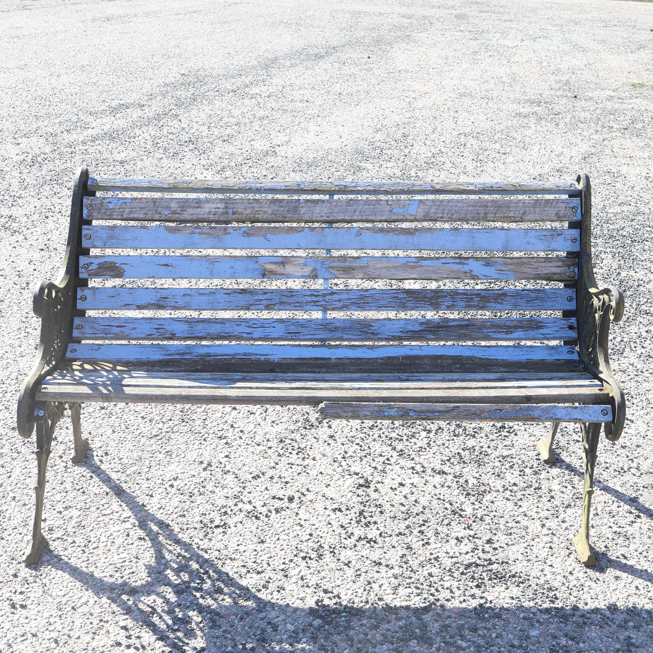 PUUTARHASOHVA, valurautaiset päätyt.