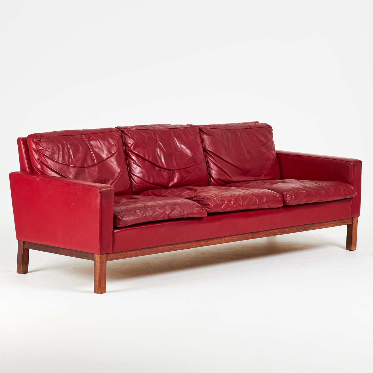 SOFFA, 1960-tal, röd skinnklädsel, lösa rygg och sittplymåer. Möbler ...