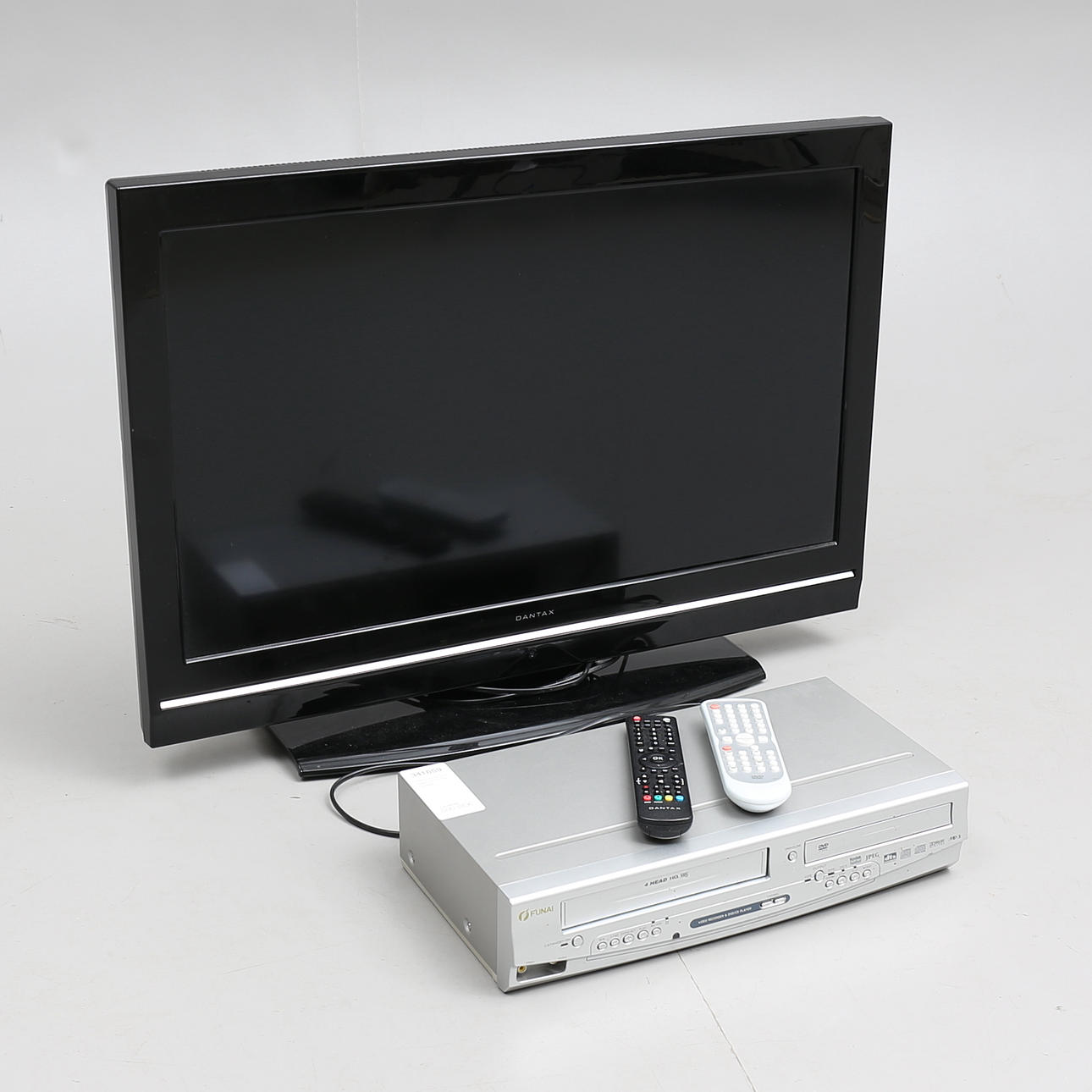 TV, LCD, 32 tum samt DVD/VHS spelare.