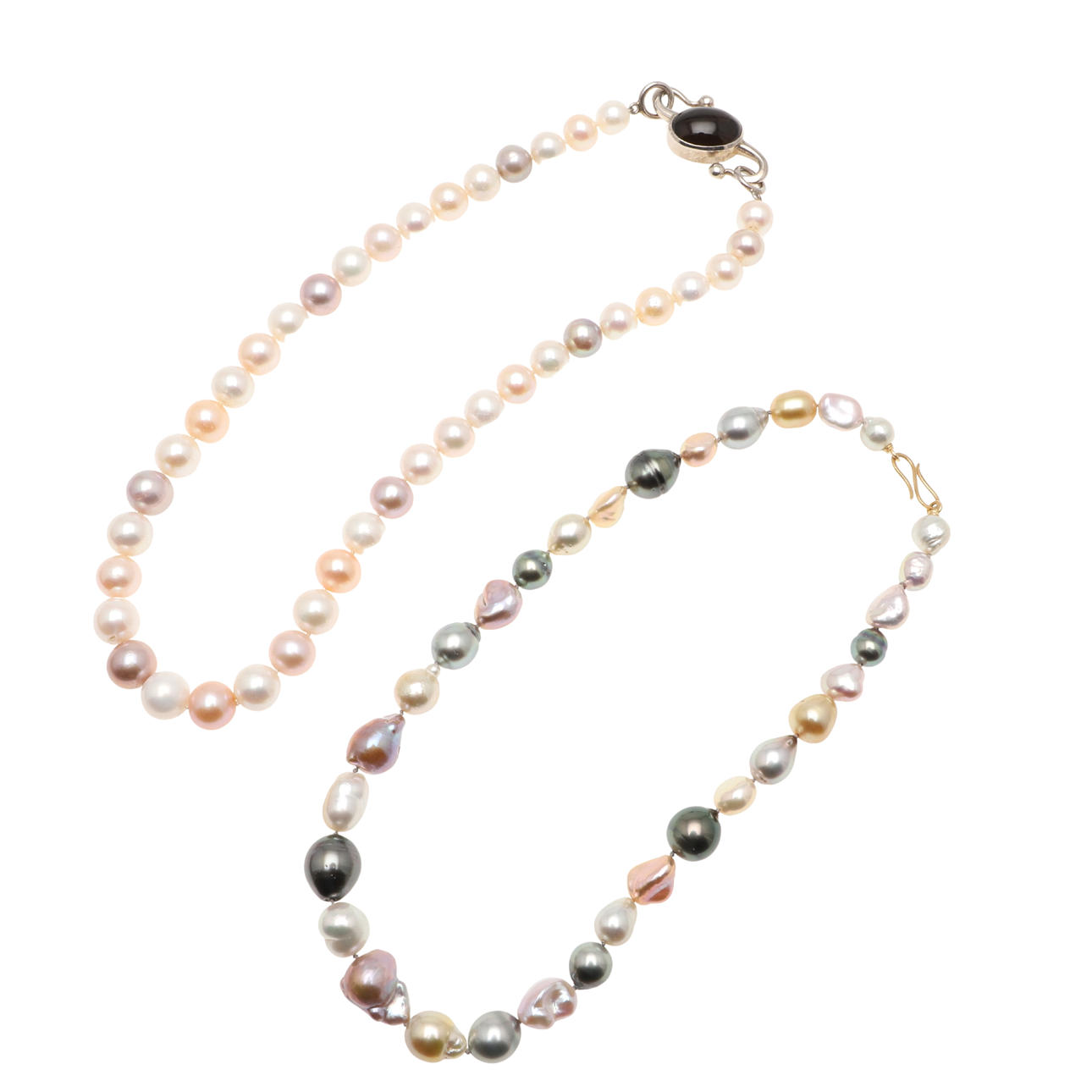 ZWEI MODERNE ZUCHTPERLENKETTEN.