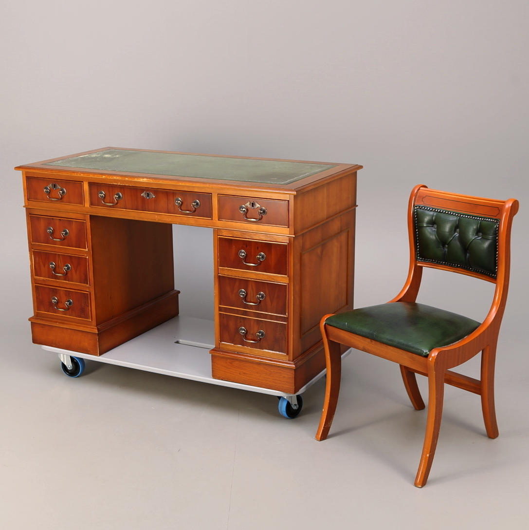 SKRIVBORD och STOL, engelsk stil, idegran, 1900-tal.