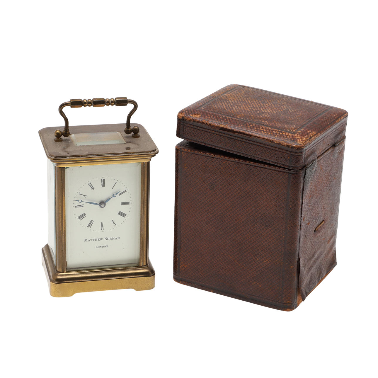 UN RELOJ DE CARRUAJE DE LATÓN CON CARCASA.