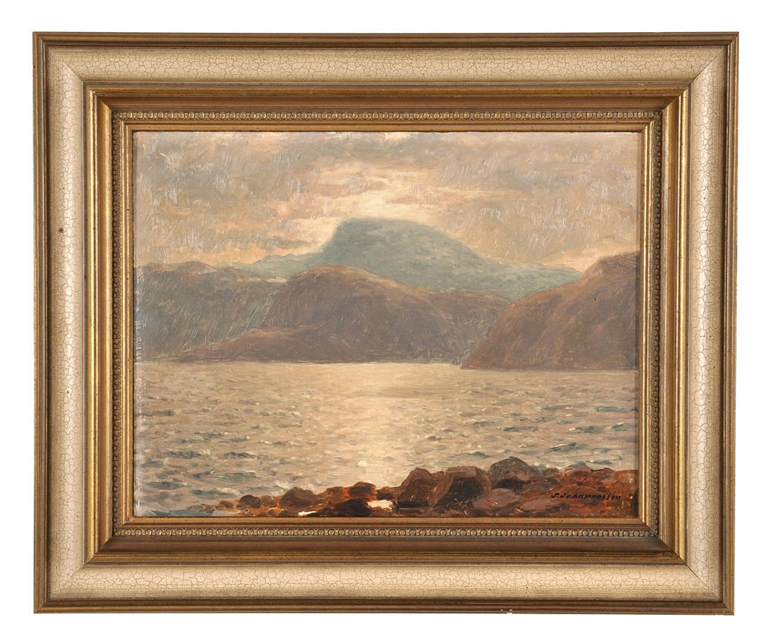 JOHANNES JOHANNESSEN. Romantisk kvällsatmosfär på fjorden eller bukten framför ett bergsmassiv.