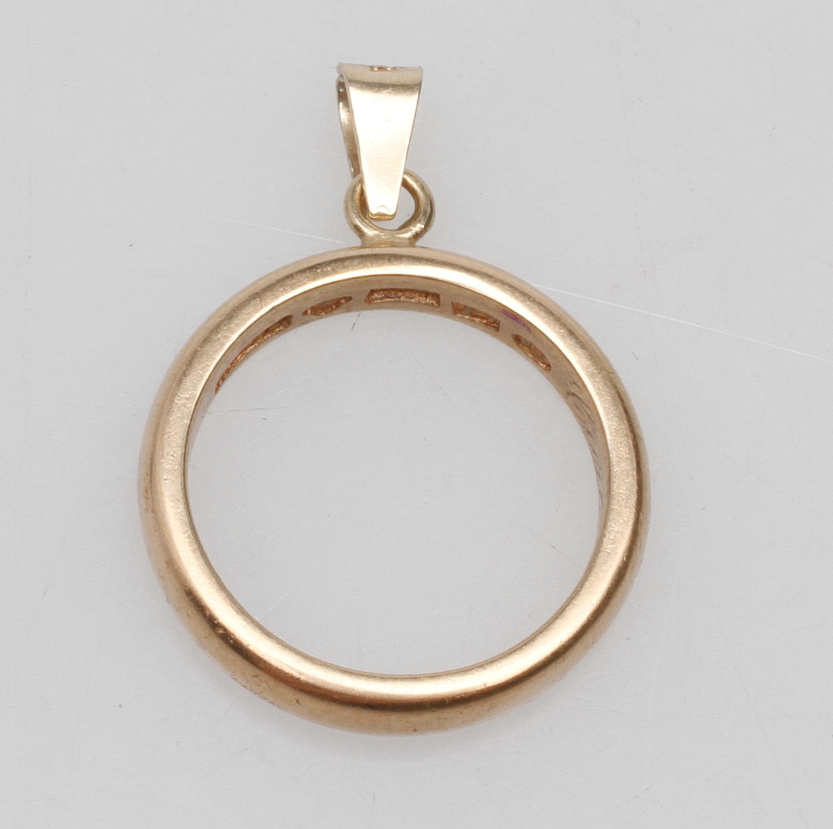 HÄNGE (ring omgjort till hänge), 20k guld, vikt ca 6,7 gr.