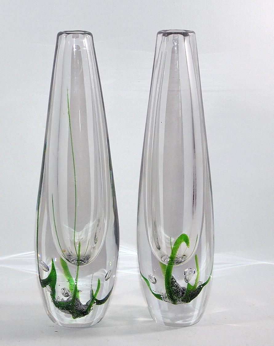 VAS i glas 2 st, "Sjögräs. (Vicke Lindstrand) ej signerade.