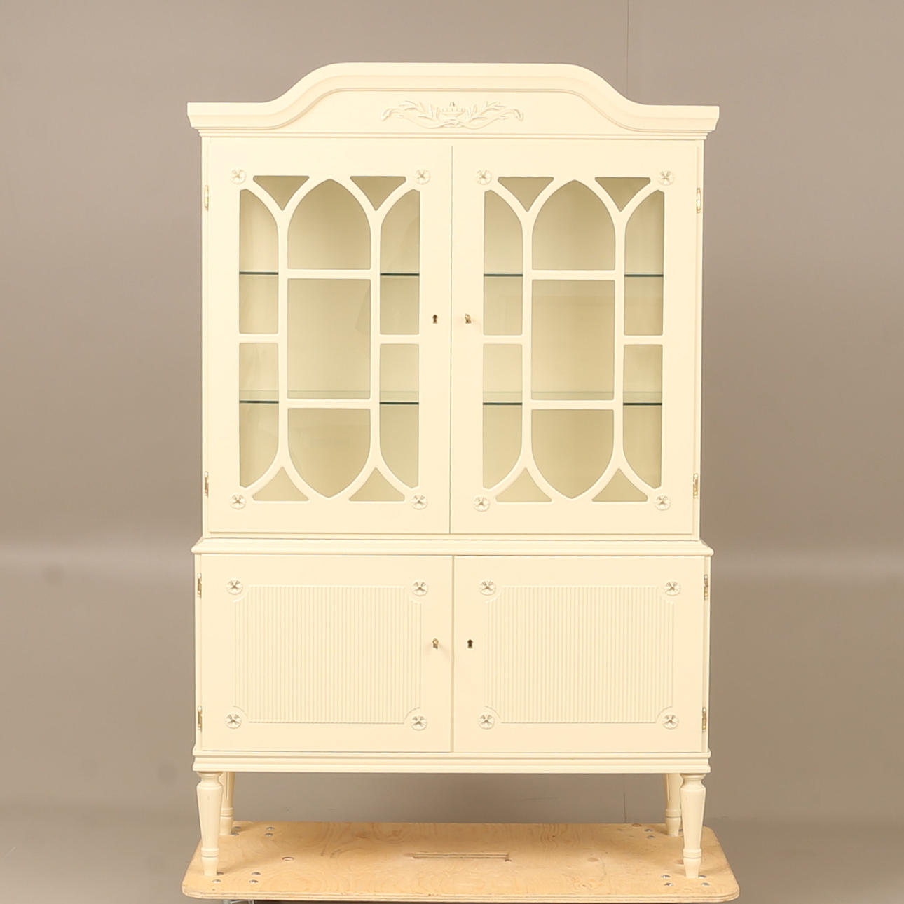 VITRINESKAB, gustaviansk stil, 20. århundrede.