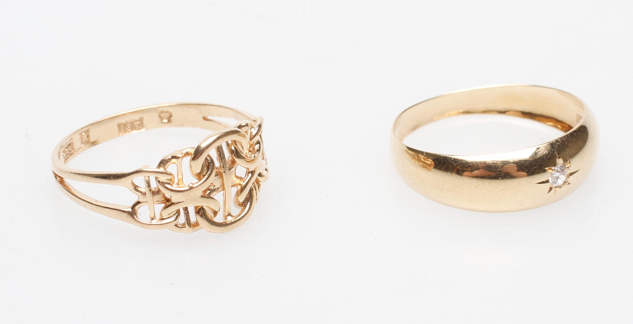 RINGAR, 2 st, 18k guld, vikt ca 3,2 gr.