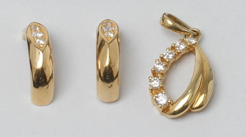 ÖRHÄNGEN 1 par samt HÄNGE, 18k guld med diamanter. Total vikt 4,3 gram.