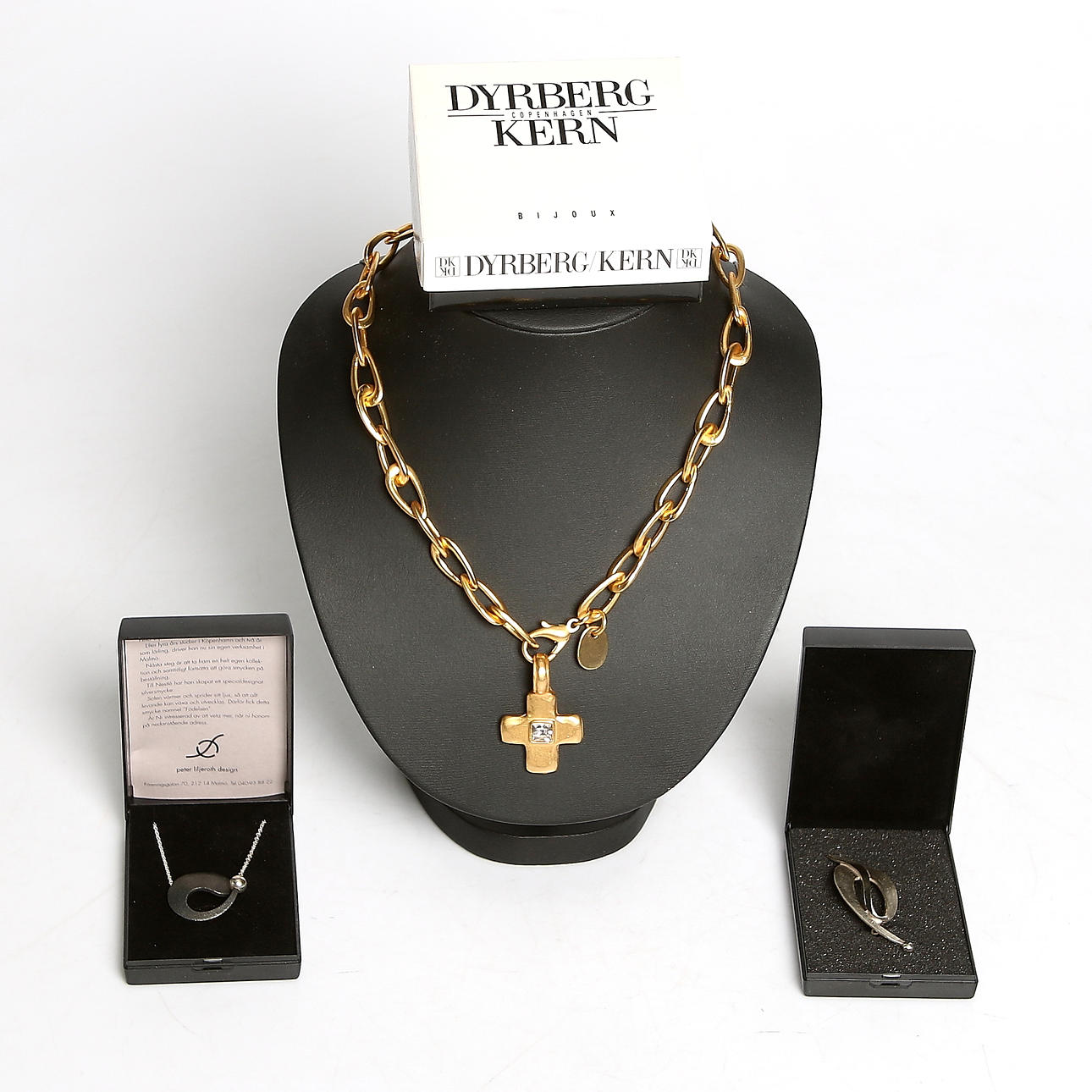 COLLIER, 2 st, samt BROSCH, design Peter Liljeroth och Dyrberg/Kern. 19/2000-tal.